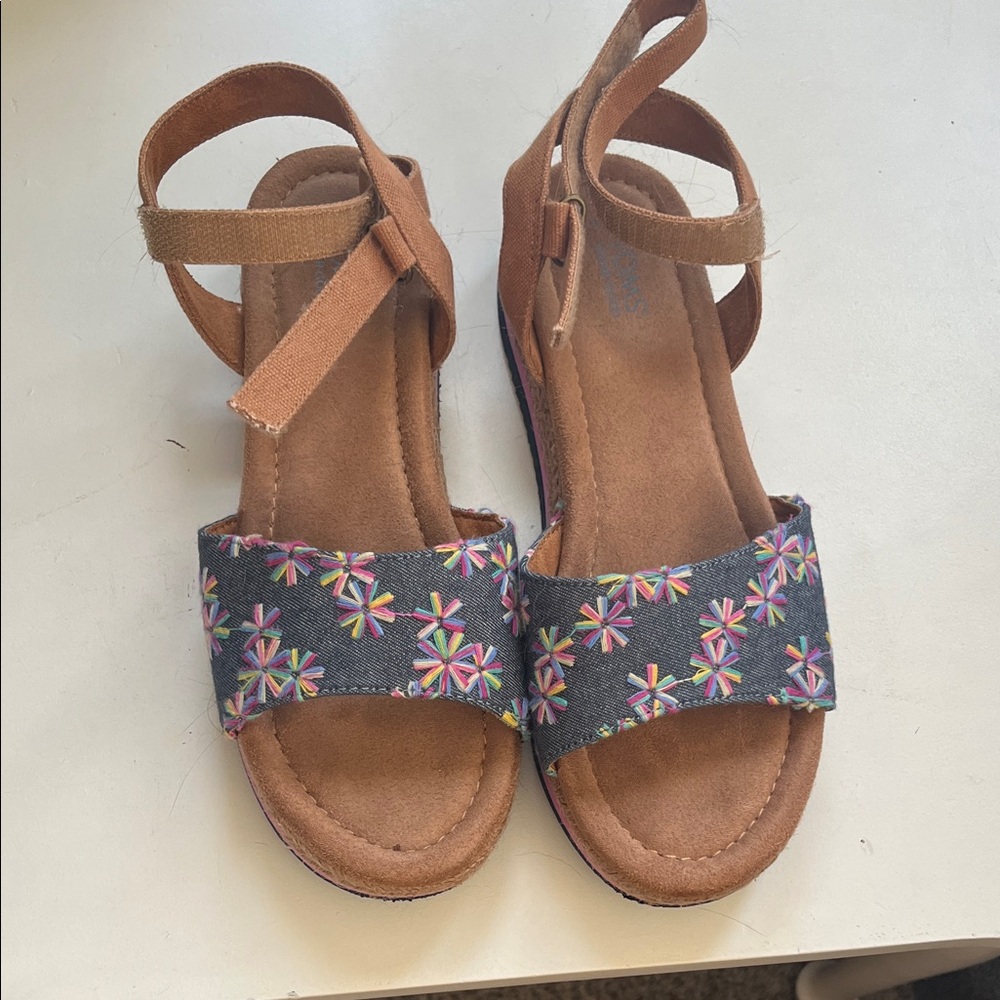 Tom’s Floral Embroidered Sandals. Size 8